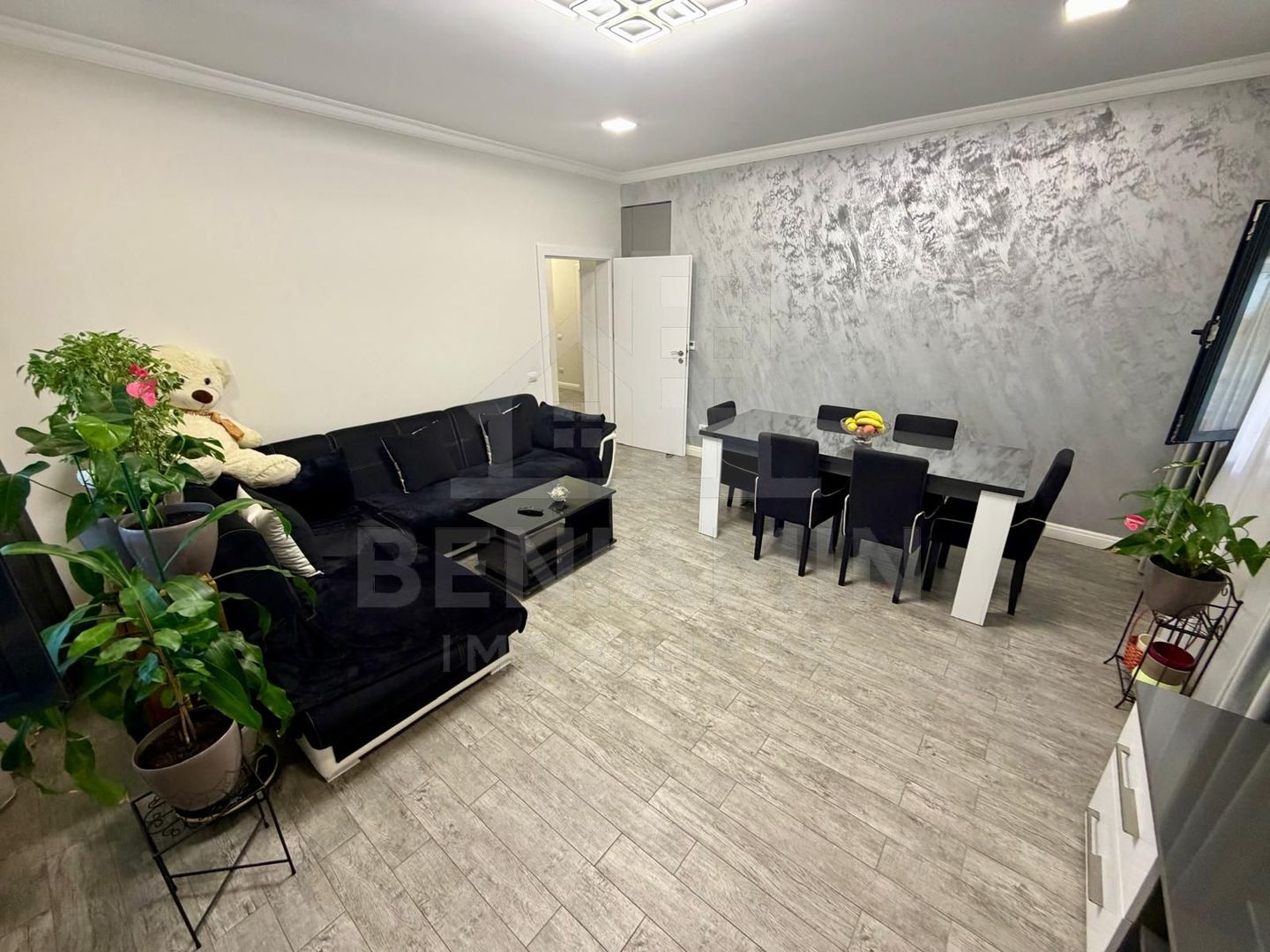 Apartament decomandat deosebit 3 camere 2 bai bloc 2020 cu parcare - Poză 3