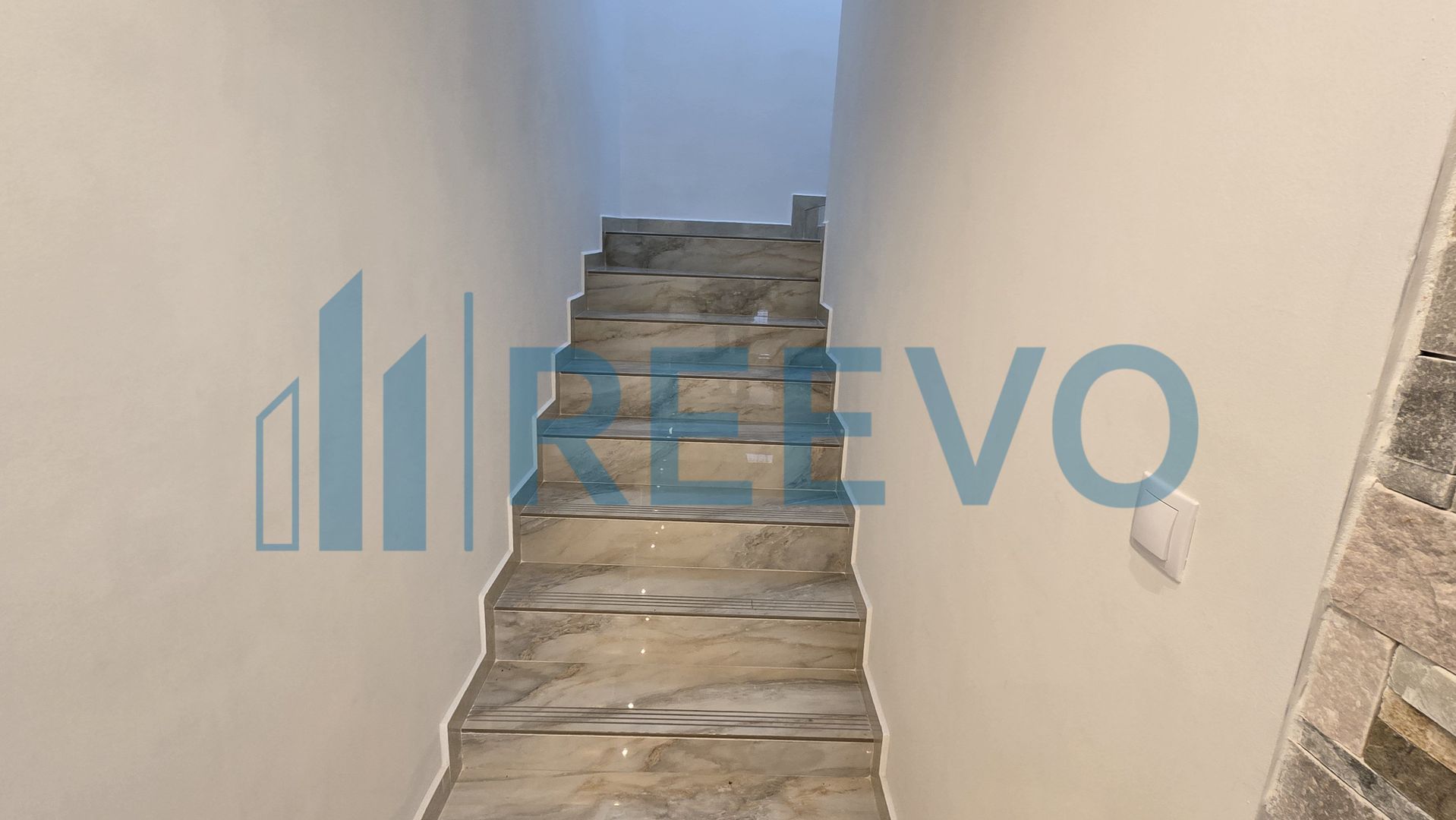 Casă de închiriat în Lilieci - Poză 14