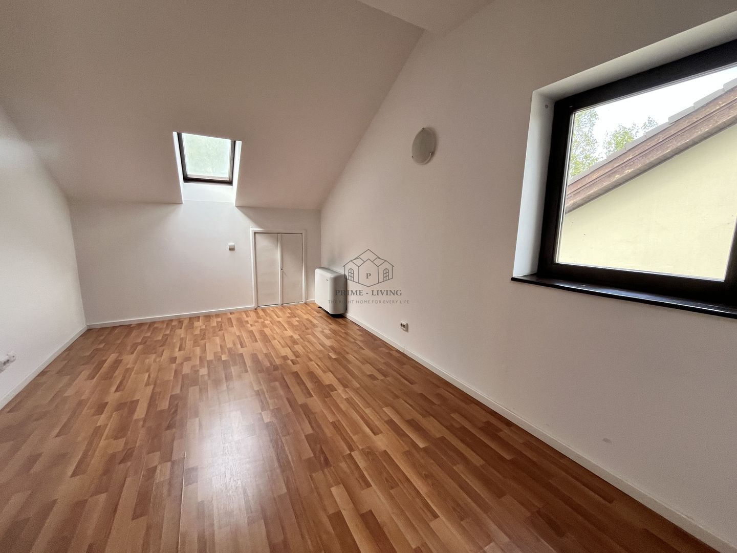 VILA CU 5 CAMERE LA INCHIRIERE PE MALUL LACULUI STRAULESTI - Poză 21