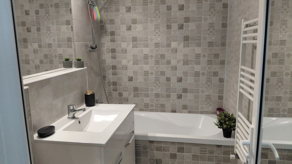 Vanzare - apartament cu 3 camere, Micro 16, renovat, mobilat nou - Poză 11