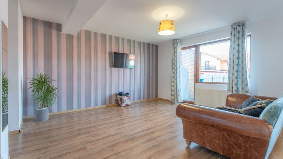 Casa insiruita compusa din 4 camere in Sanpetru - Poză 4