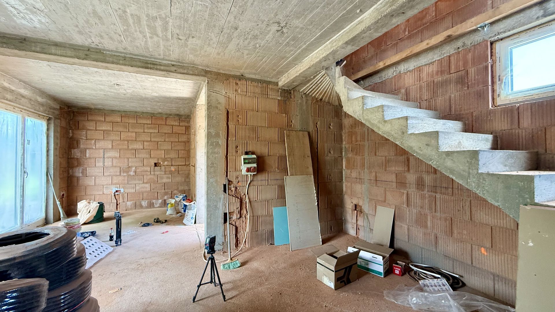 PROIECT DEOSEBIT CU GARAJ- LA ROSU - Poză 1