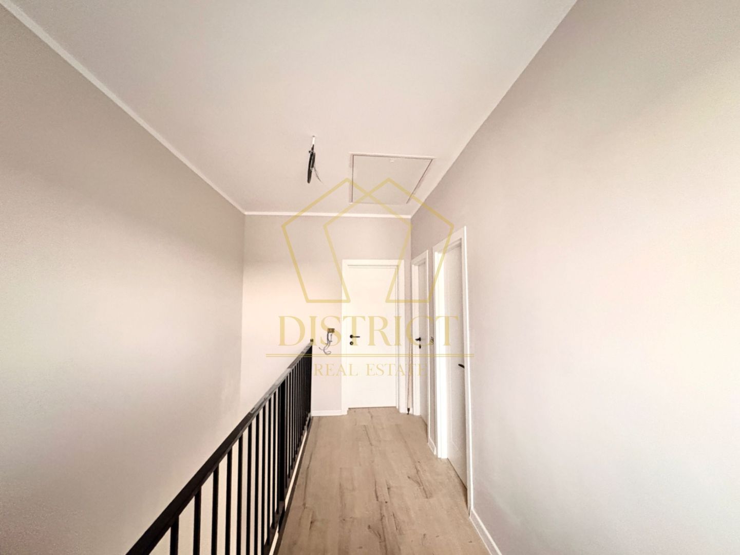 Duplex cu 4 camere, despărțit prin camera tehnica | Mosnita Veche - Poză 17