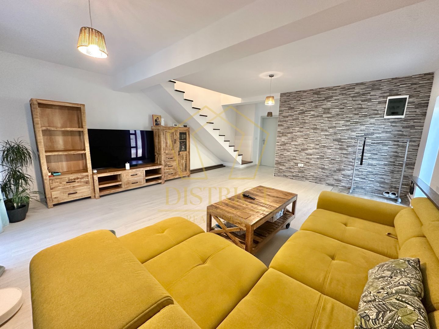 Duplex cu 4 camere si dressing mobilat in Giroc zona Planetelor la asfalt. - Poză 1