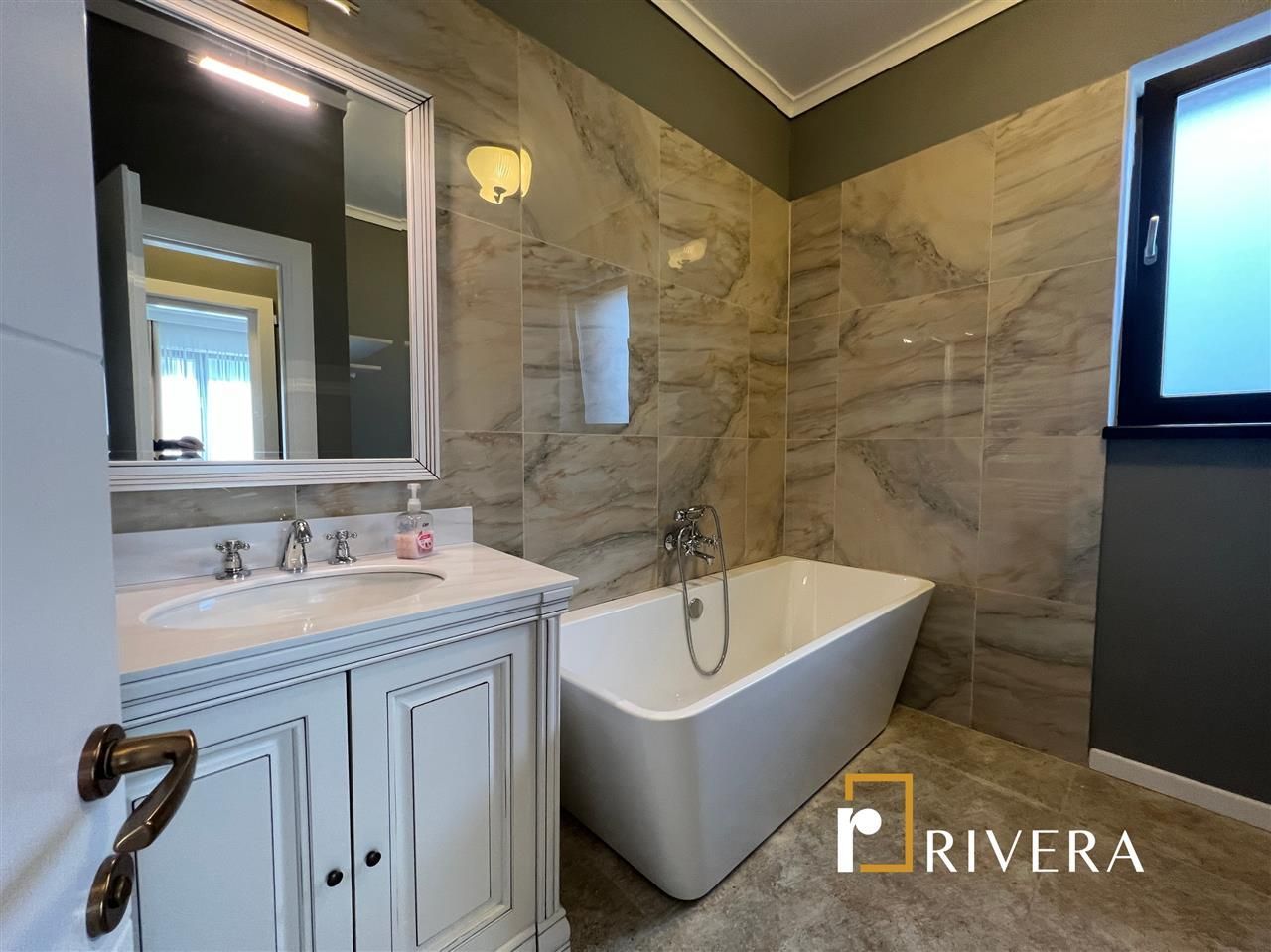 Vila la marginea padurii | Corbeanca | Mobilat Mobexpert - Poză 9