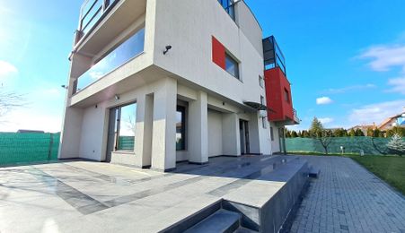Casa cu 4 garaje, terase panoramice, teren mare