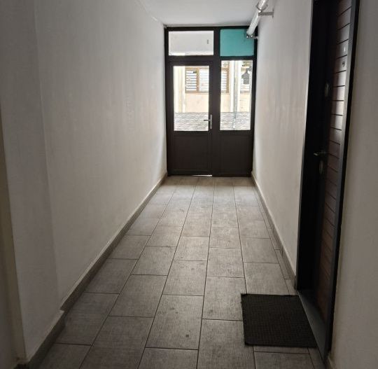 Garsonieră 42 mp de închiriat – zonă ultracentrală Târgu Jiu, ideală birou - Poză 6