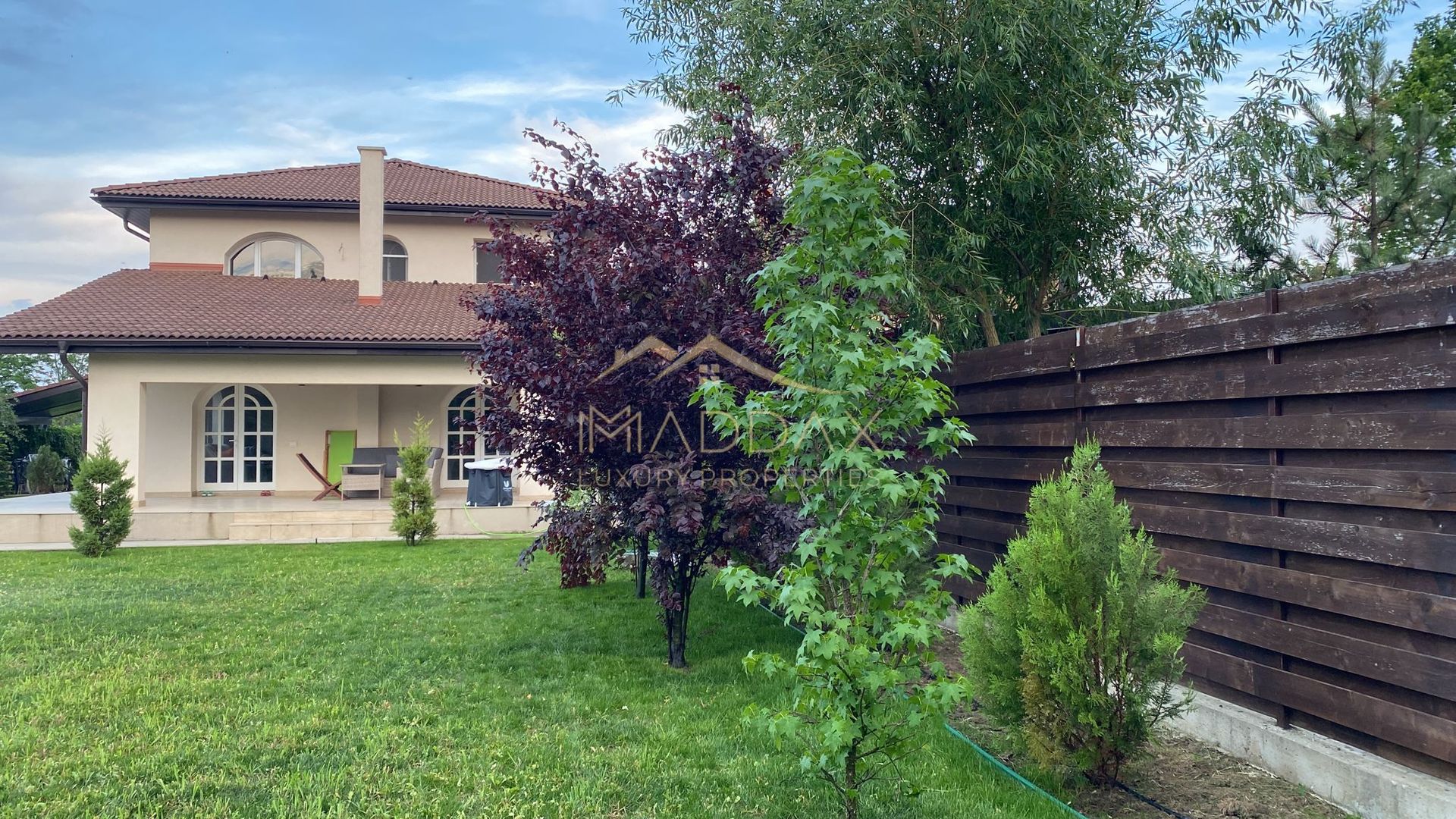 Vila Paradisul Verde ,  vedere  spre lac  **** curte 700 mp - Poză 1