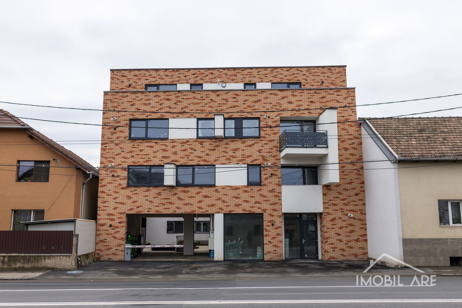 Spatiu comercial cu front stradal in locatie intens circulata - Poză 1