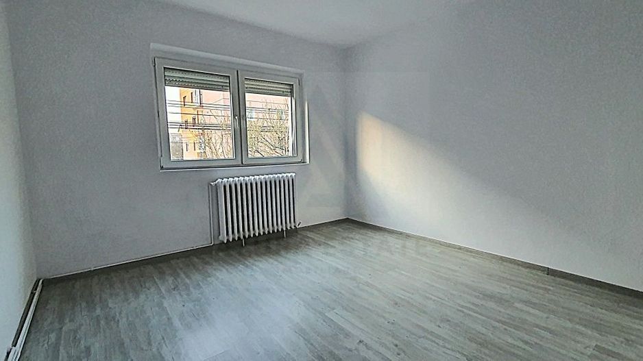 Apartament 2 camere etaj 1 balcon inchis pe Semaforului - Poză 4