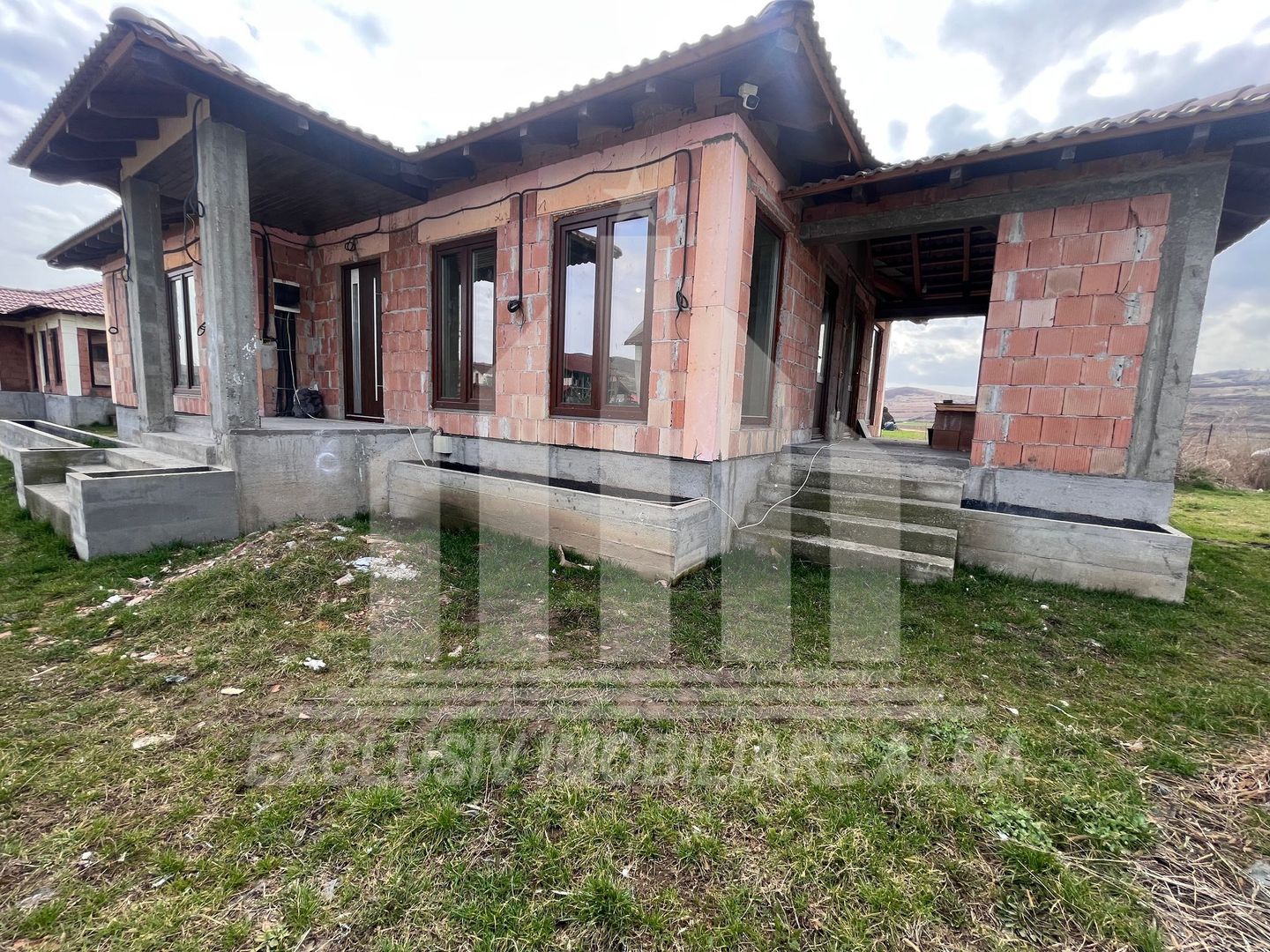 Casa individuala de vanzare, semifinisata in zona Sard - Poză 2