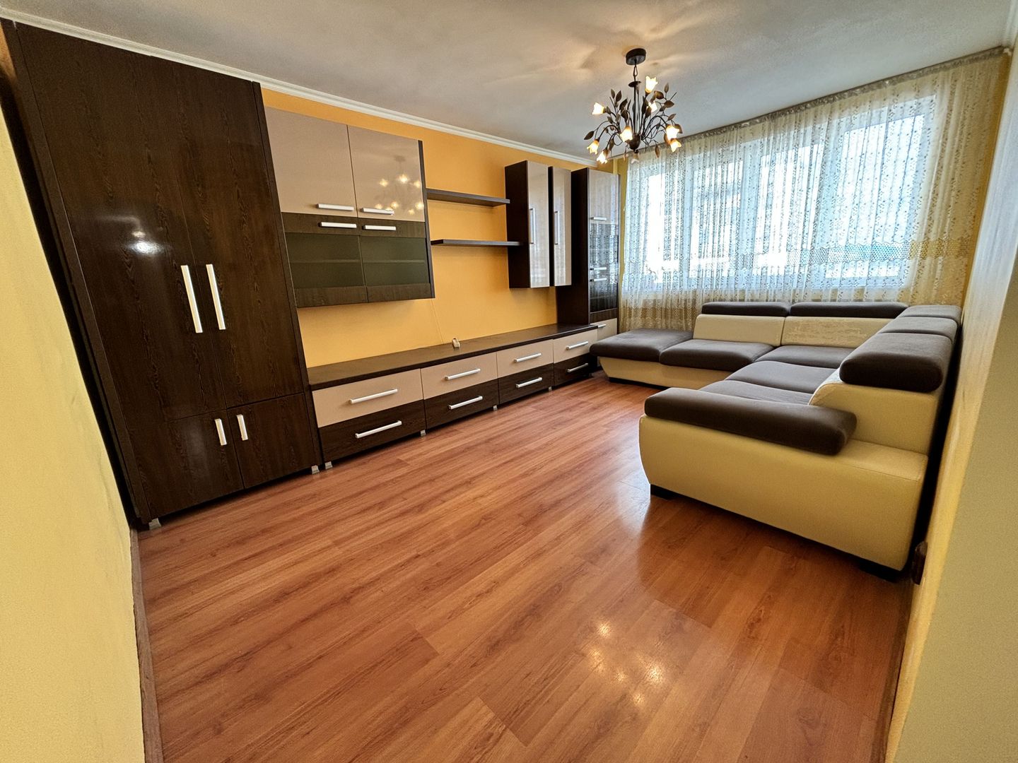 Apartament 3 camere decomandat 76 m² cu 2 băi - Poză 1