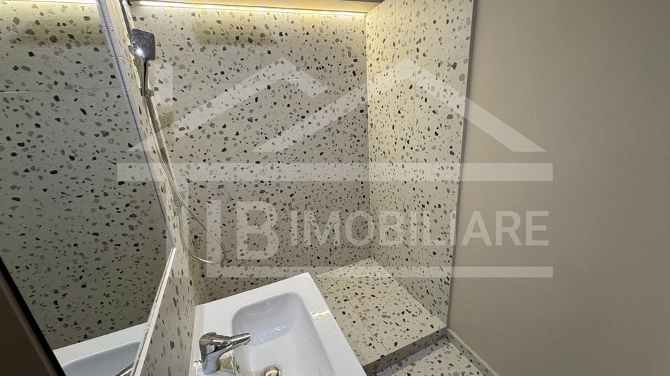 Apartament cu 3 camere, 85 mp, Zona Central - Poză 10