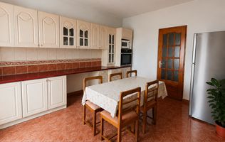 Apartament cu 3 camere, et1 , 90 mp la casă zona Centrala