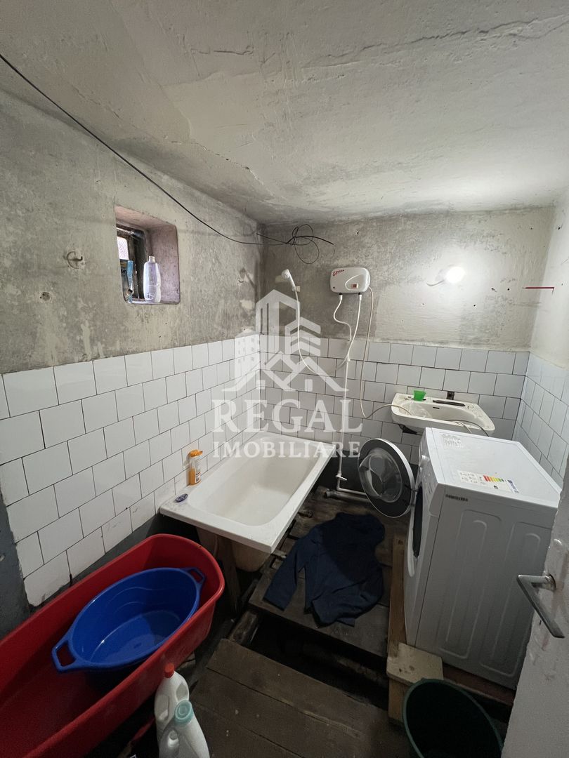 Casă de vânzare în Călanul Mic –  2 clădiri, curte, grădină, garaj - Poză 5