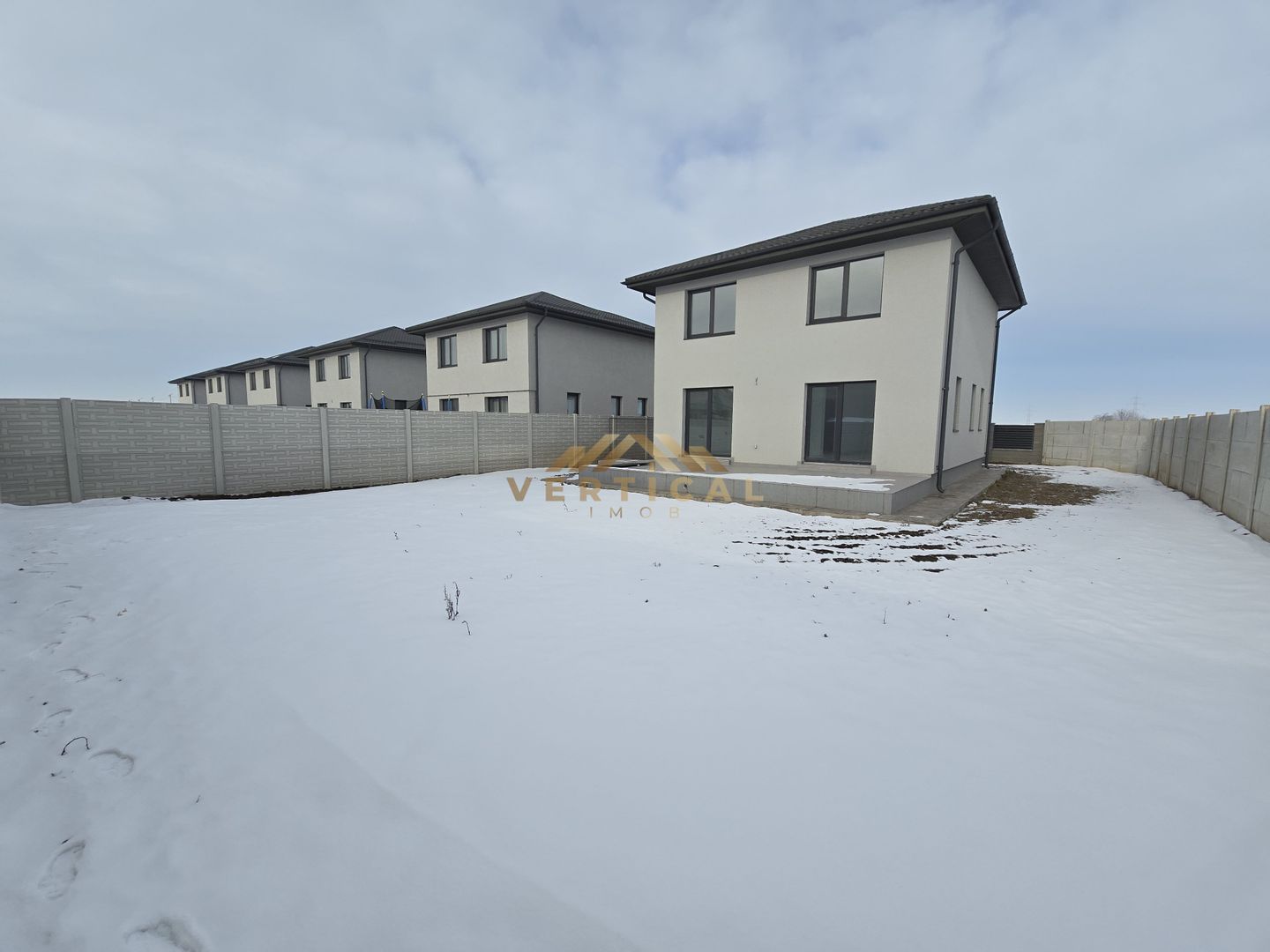 Vila cu teren superb in comuna Berceni! 4 Camere - Poză 9