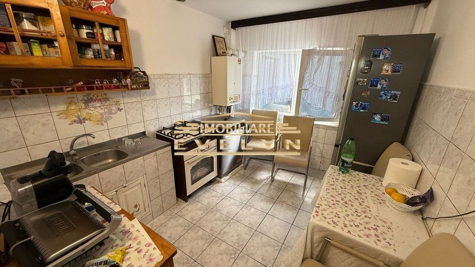 De vânzare apartament 4 camere, decomandat – Vedere dubla spre Parcul Mihai Eminescu si Piata Mica - Poză 3