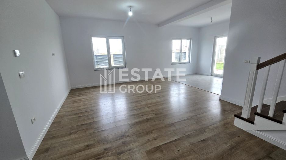 Duplex cu 5 camere despartit prin garaj in Giarmata - Poză 2