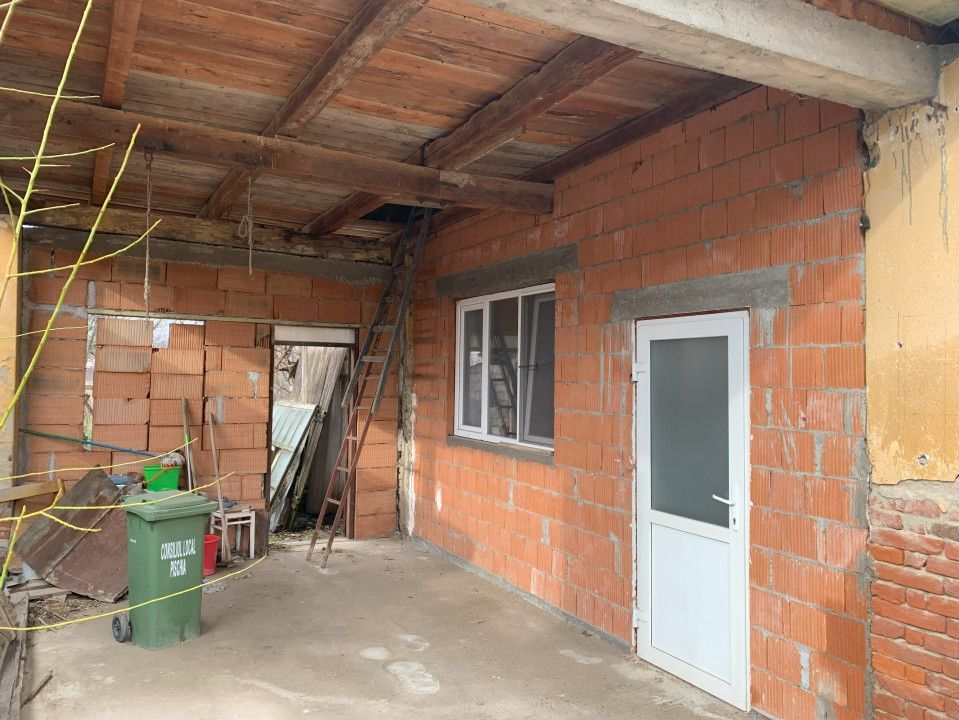  Casa cu teren generos de 1084 mp in centrul comunei Pischia, strada principala - Poză 10