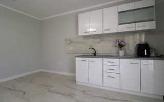 Curte, 4 apartamente, 8 camere, perfectă pt activități educaționale-Dumbravita - Poză 10