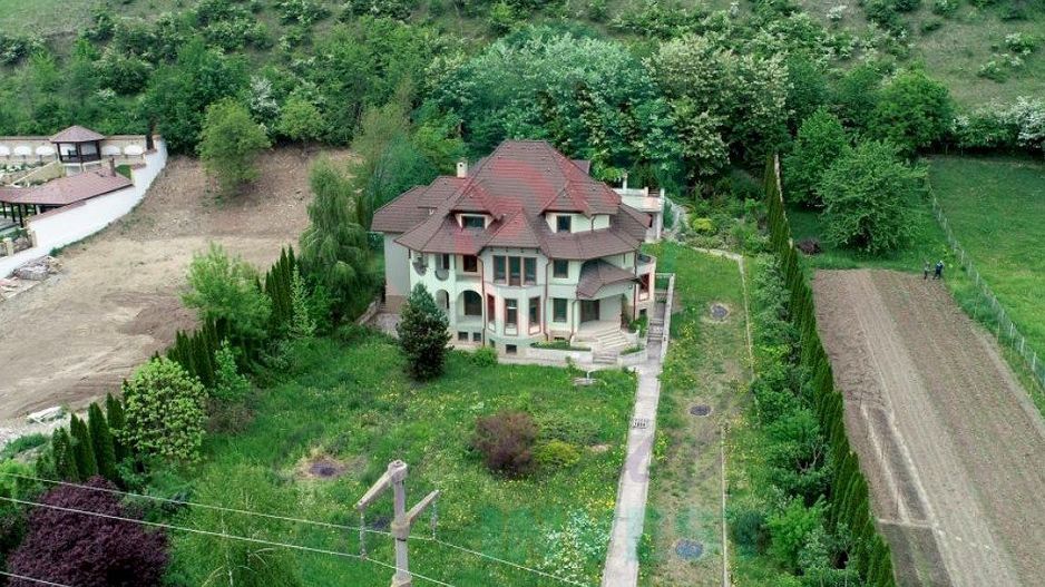 Vila spatioasa in zona exclusivista a orasului Piatra Neamt - Poză 2