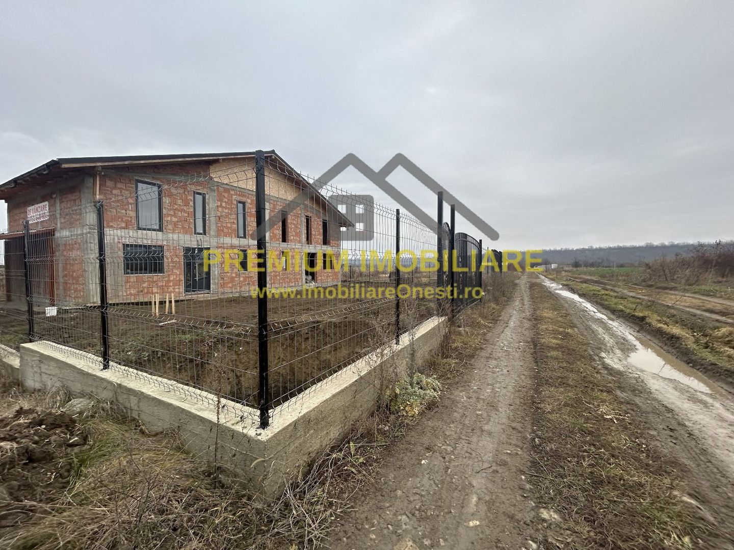 Casa la rosu de vanzare in Onesti - Poză 2