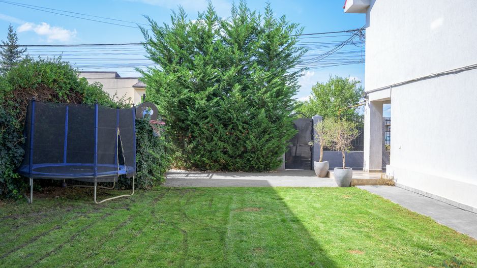 Vilă renovată P+1+M  | Foișor vitrat, grădină și jacuzzi - Poză 47