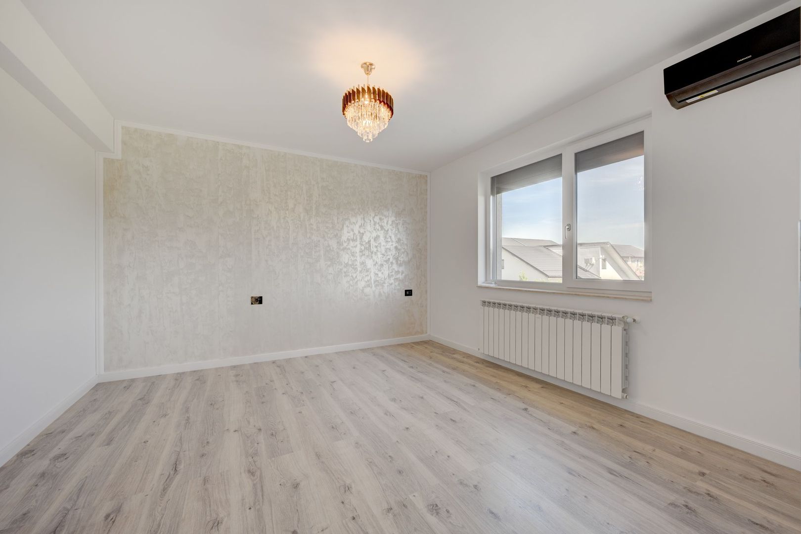 CASA TIPLA, Racordata la toate Utilitățile ! Domnești ! - Poză 11