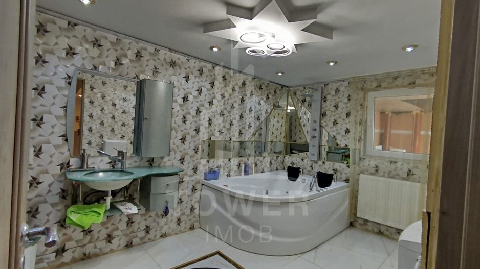 Casa de vanzare cu spatiu comercial la parter - Poză 4