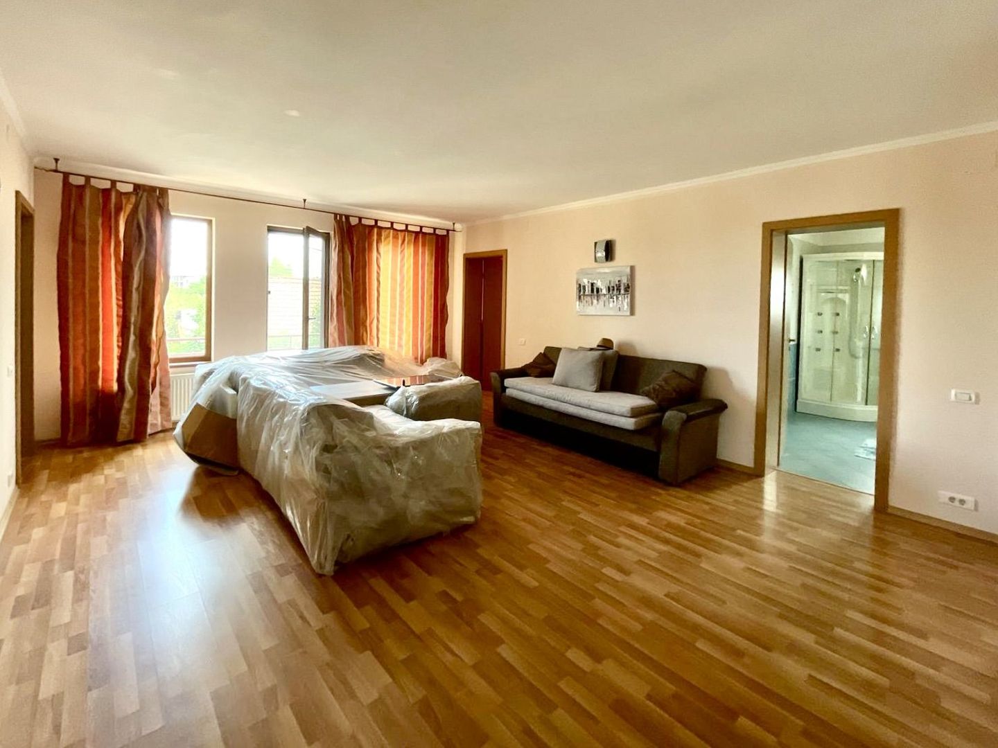 Casă spațioasă, confort ridicat, garaj și teren generos, zona Aradului - Poză 3