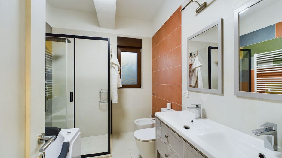 Casă modernă cu piscină încălzită în zona Tivoli - Poză 11