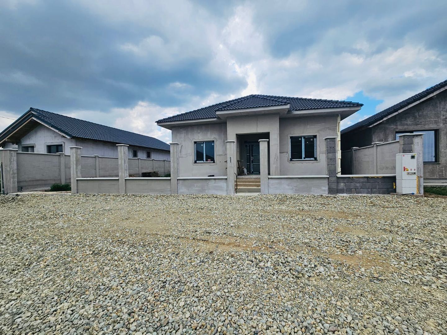 Casa noua ,  finisata cu 5 camere in localitatea Santandrei - Poză 1