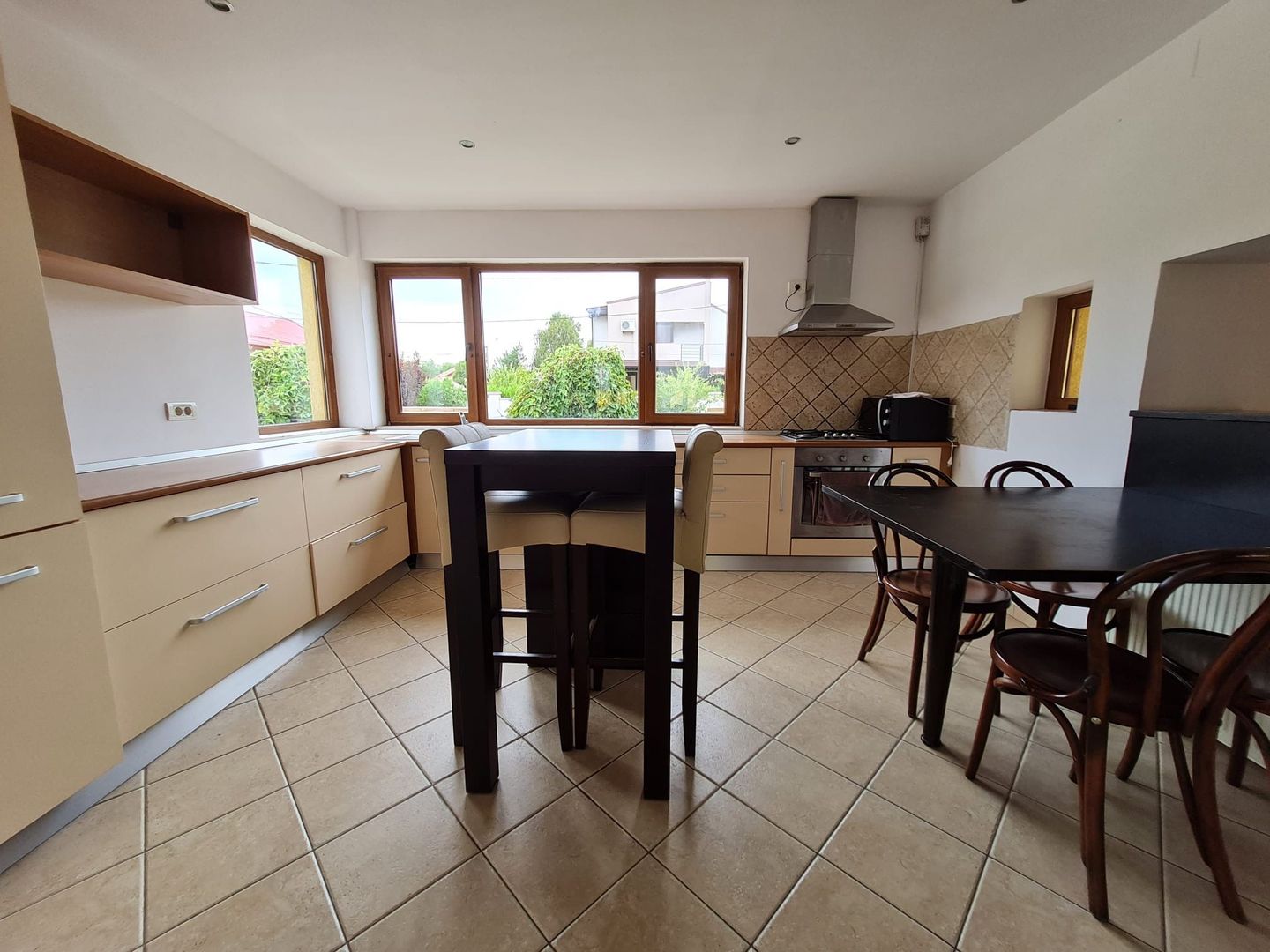 Super oferta!!!Vila spațioasă în Ghiroda! - Poză 2