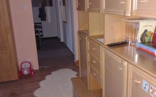 De închiriat apartament 3 camere - Poză 1