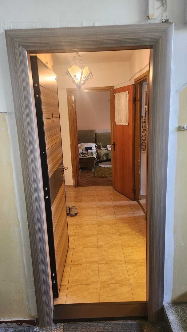 Vanzare Apartament 3 camere, 64 mp, centrală proprie, boxă 17 mp, lângă metrou - Poză 2