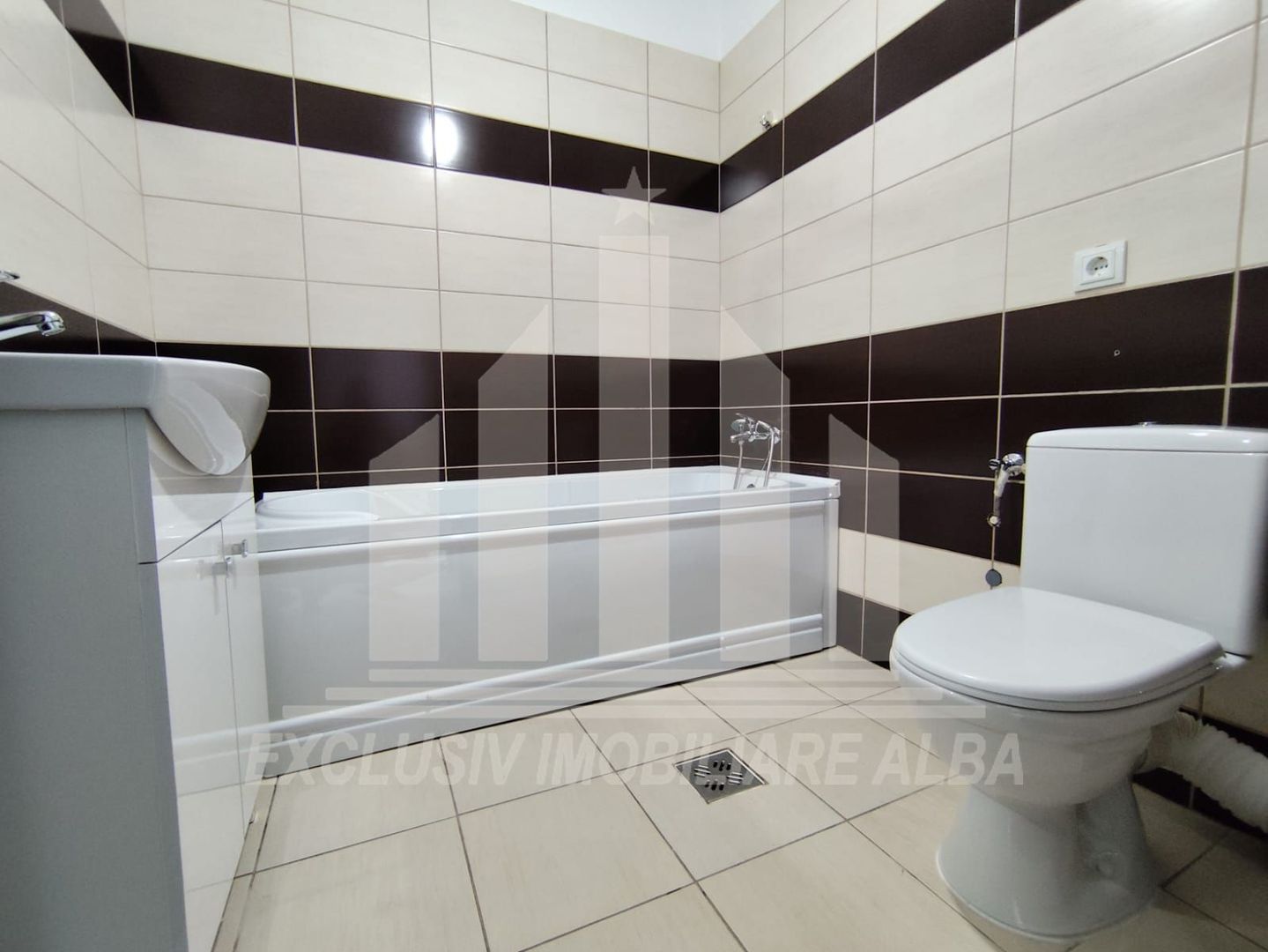 Apartament cu 5 camere decomandate, Cetate - Poză 5