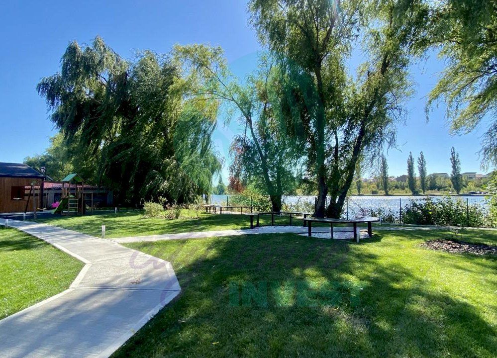 Apartament cu curte englezeasca si 2 intrari pozitionat langa lac - Poză 1