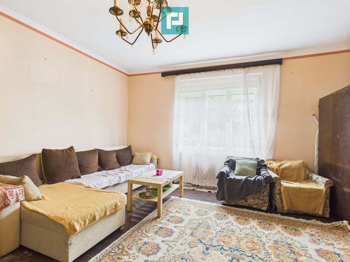 Apartament la casă cu 4 camere în Pârneava - Poză 3