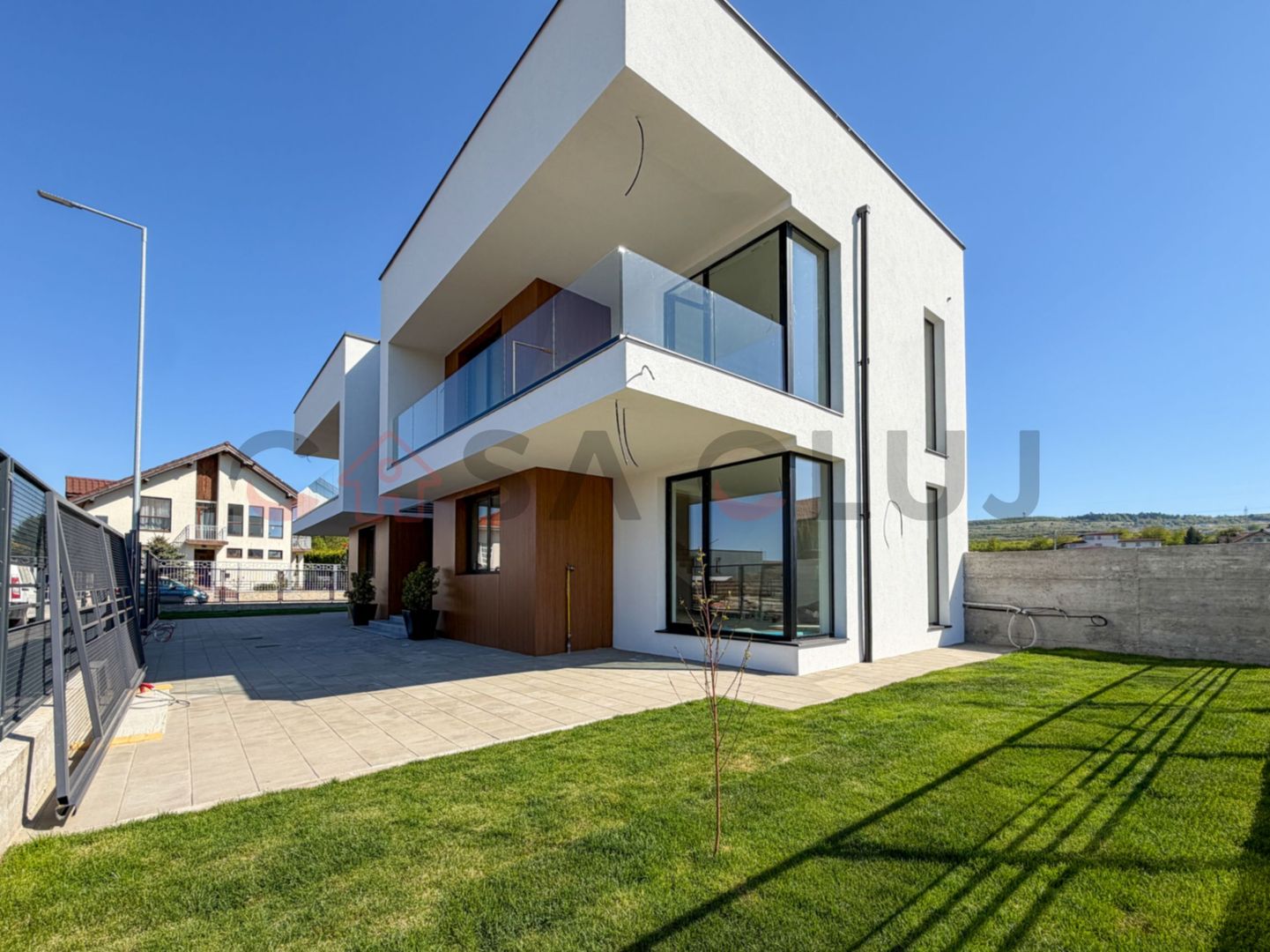 Casa cu arhitectura moderna, Buna Ziua - Poză 13