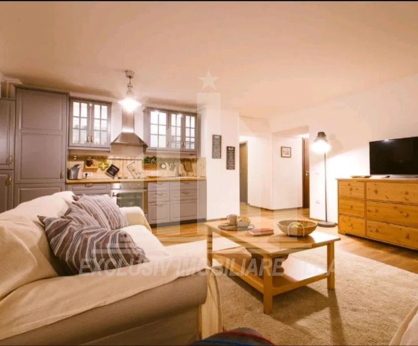 Apartament cu 3 camere de vanzare, Centru - Poză 1