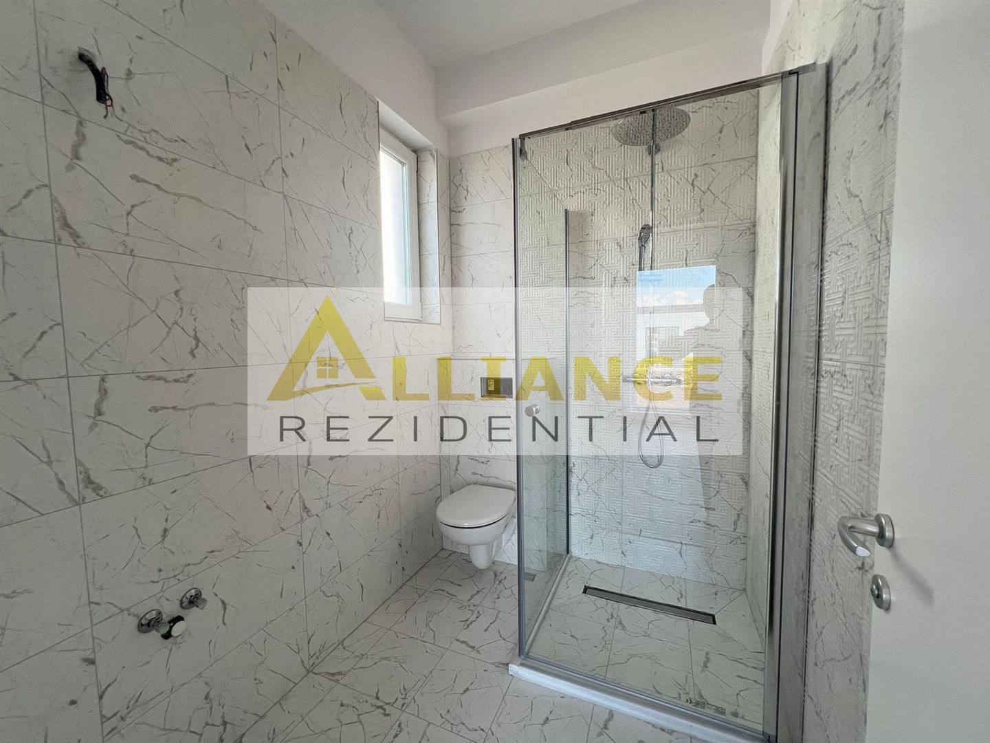 Casa individuala - 4 camere  - 2 bai - in ansamblu rezidential-str asfaltata - Poză 12
