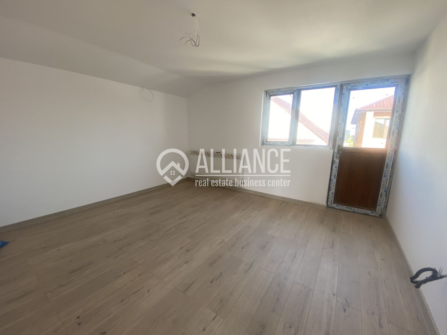 VALU LUI TRAIAN(COD 07) -Casa P+M 5 camere cu teren de 300 mp - Poză 18