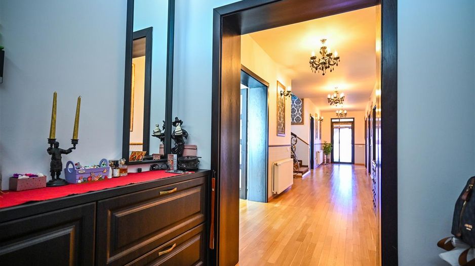 Somptuozitate in stil modern, 2 garaje, 3 terase, totul pe 1.000 mp teren - Poză 20
