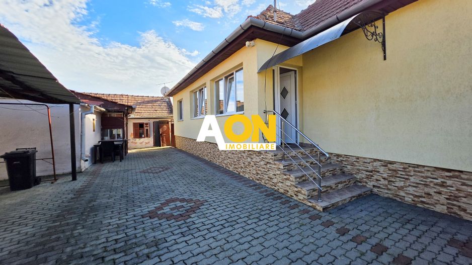 Casa cu 2 camere + anexe, toate utilitatile, 295 mp teren, zona Centru - Poză 1