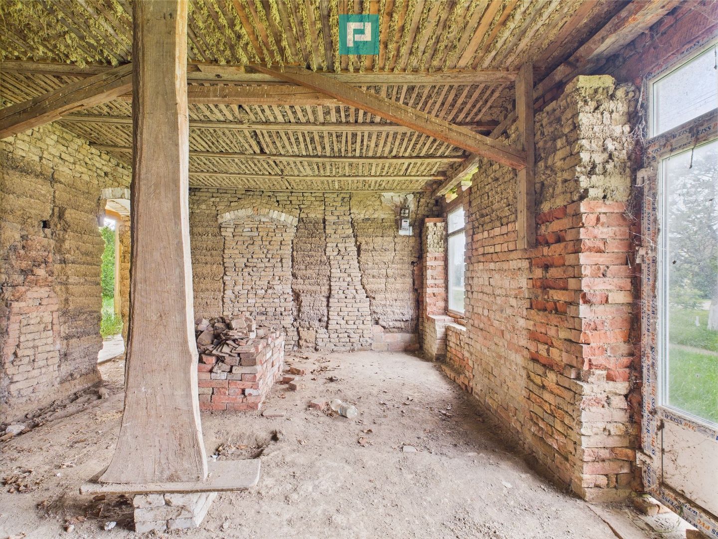 Casă de reabilitat pe teren generos- Comuna Variaș - Poză 14