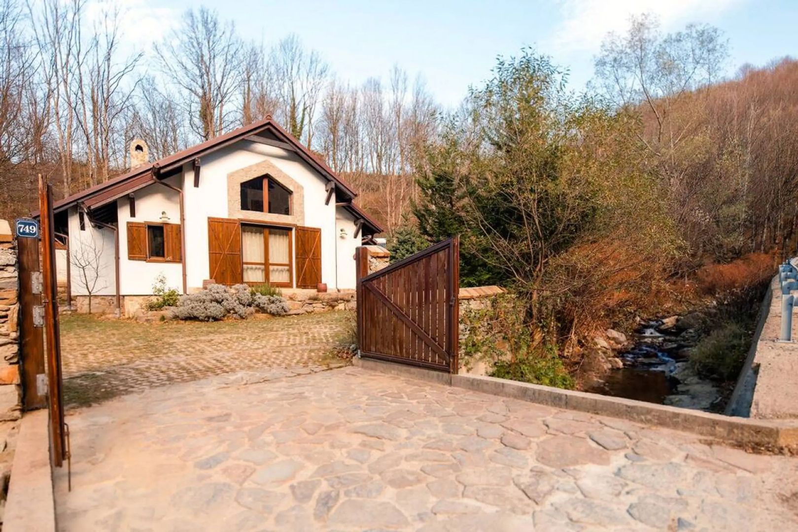 Investitie Valiug lacul Gozna Casa utilata 5 camere parau padure - Poză 2