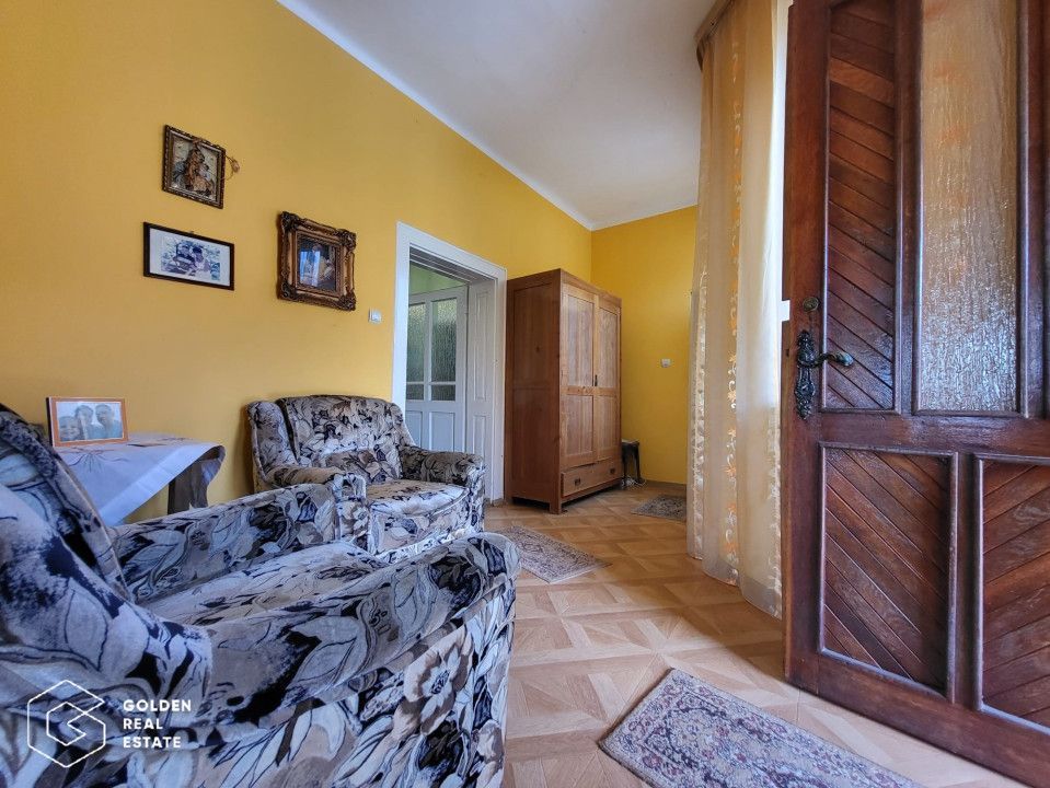 Casa cu doua corpuri de cladire si anexe, teren 1350 mp, Savarsin - Poză 4