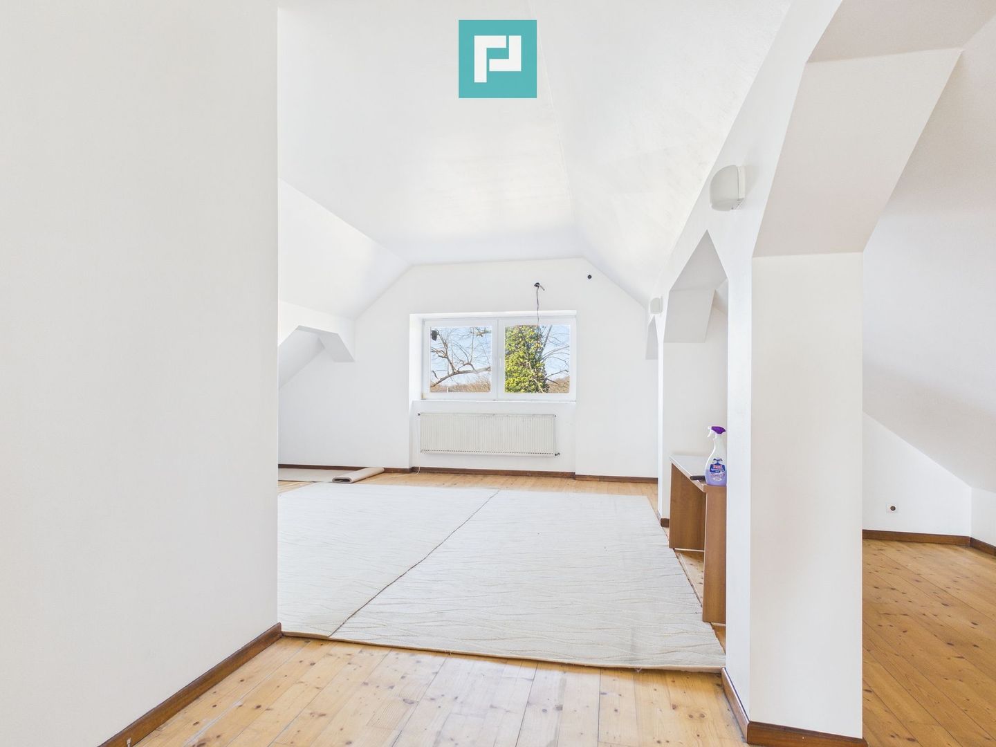 Casă cu 8 camere pentru investiții în Maciova CS - Poză 12