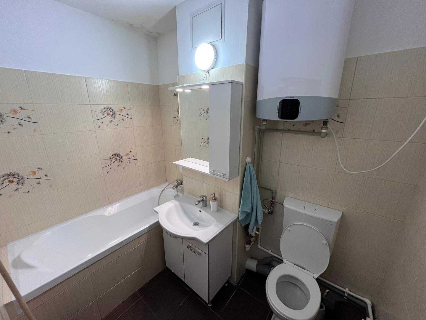 De inchiriat apartament 2 camere decomandat / metrou 1 Decembrie 1918 - Poză 5