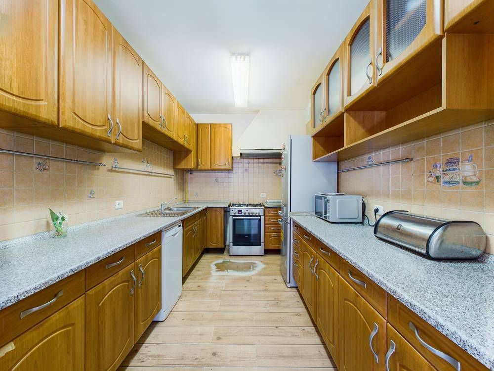 Casă generoasă în Grădiște - Poză 4